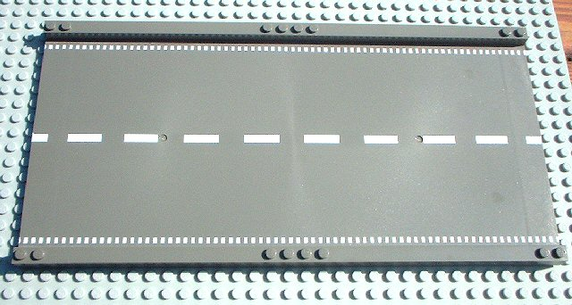 30401px1 | Baseplate, Road 32 x 16 Ramp, Straight with White Center Stripe Pattern | LEGOPART