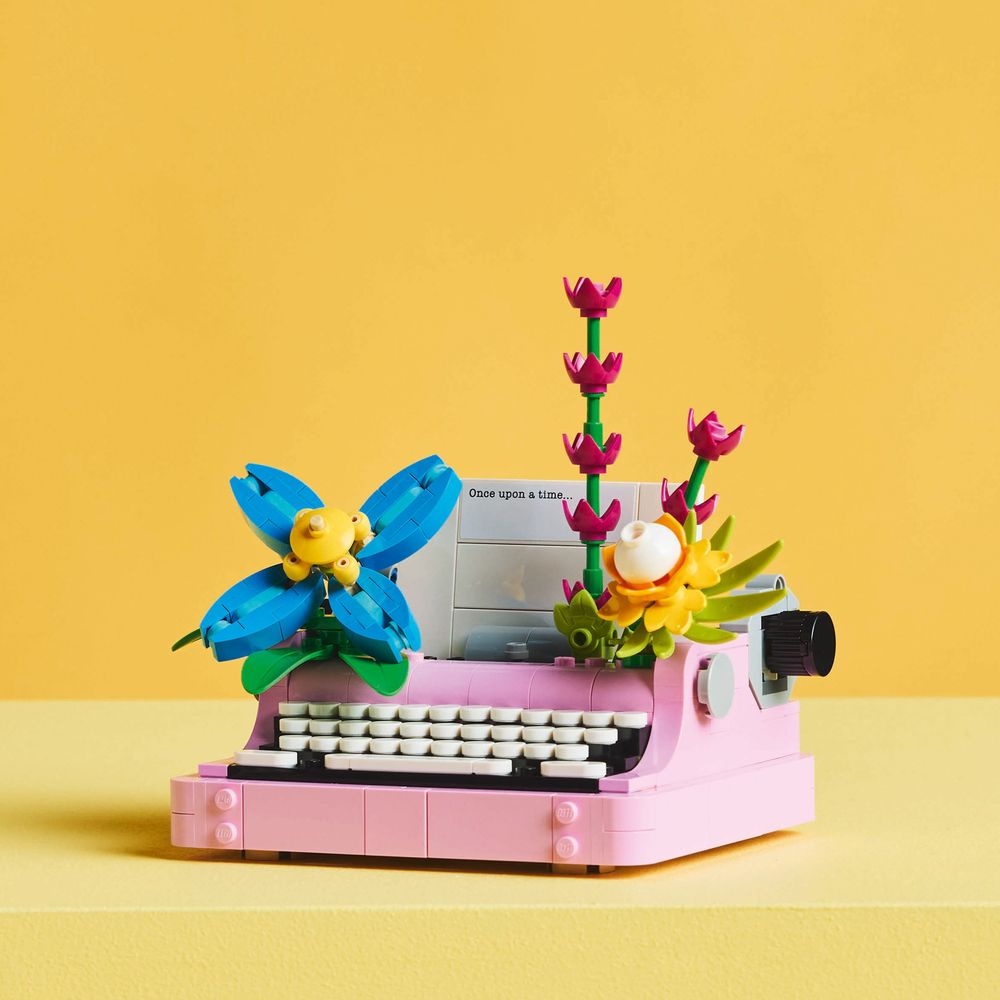 Typewriter with Flowers LEGO 31169