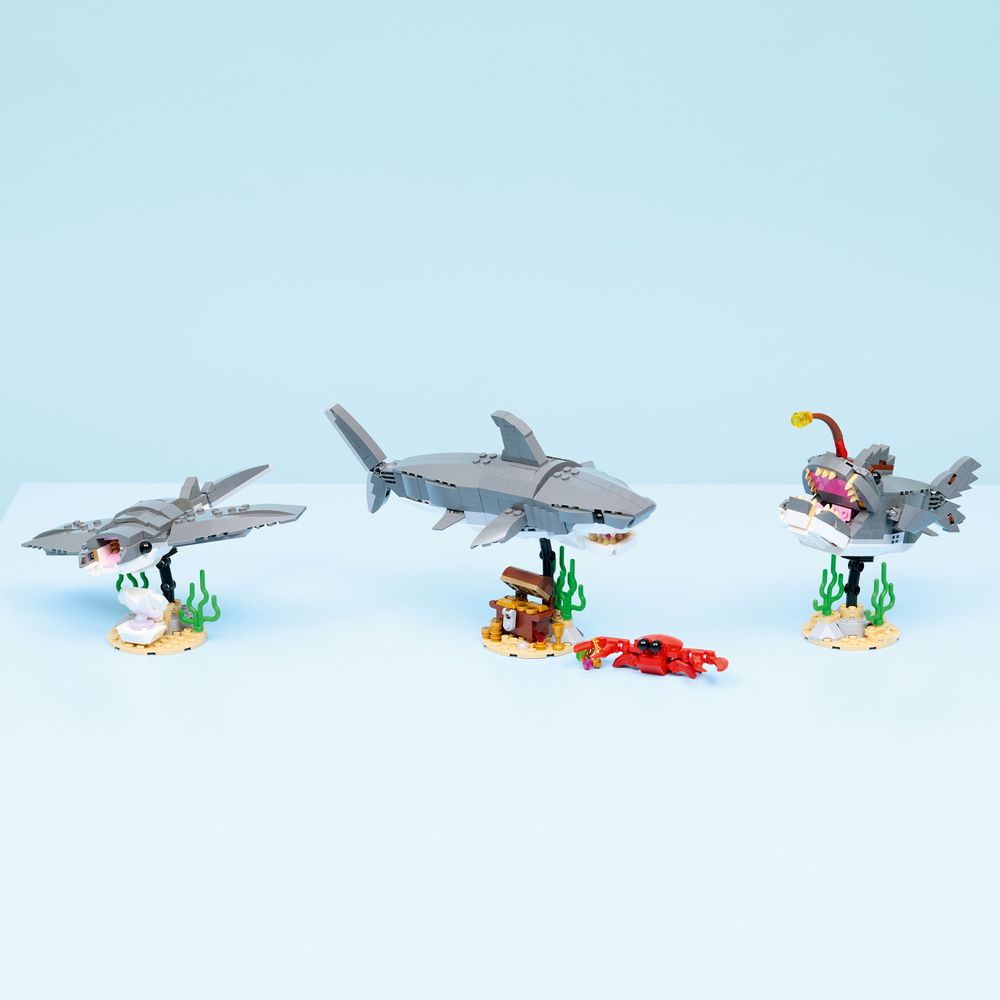 Fierce Shark with a Treasure Chest LEGO 31381