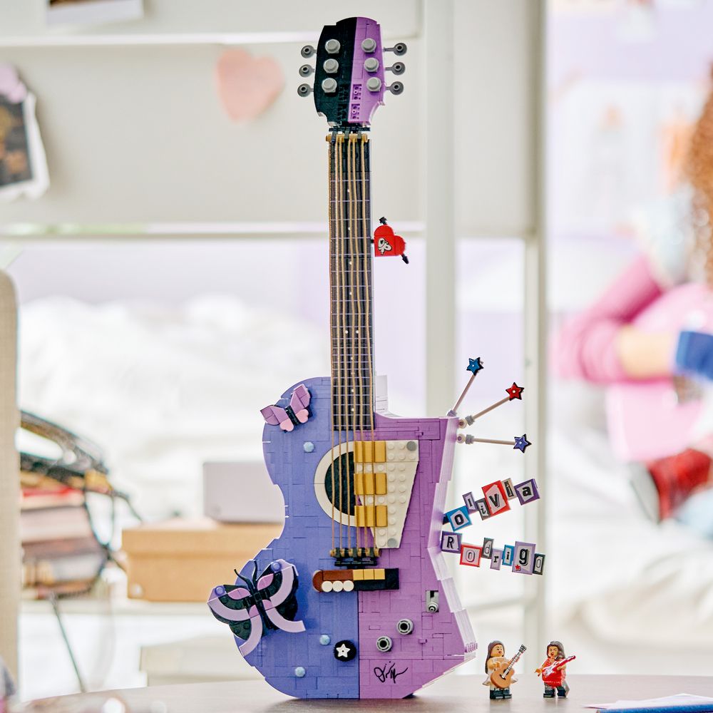 Olivia Rodrigo’s Dual Guitar LEGO 43031