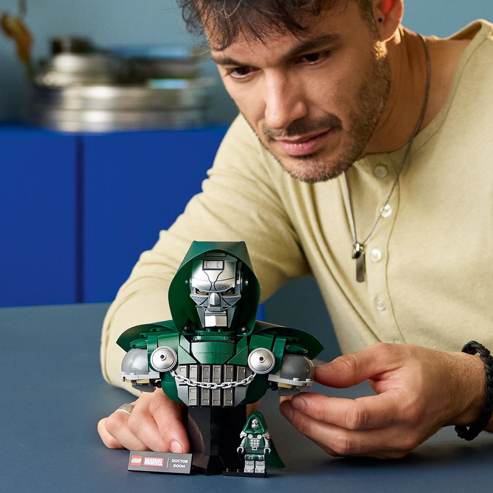 Doctor Doom Bust LEGO 76345