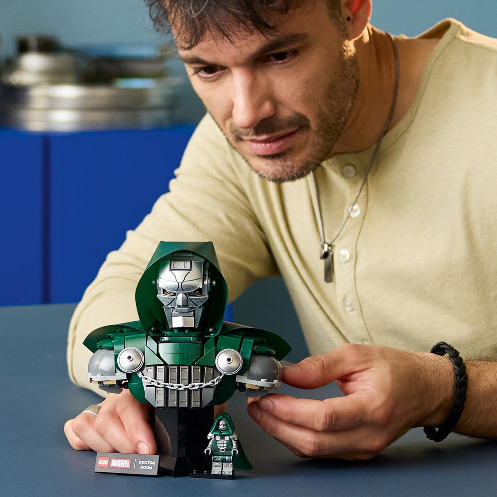Doctor Doom Bust LEGO 76345