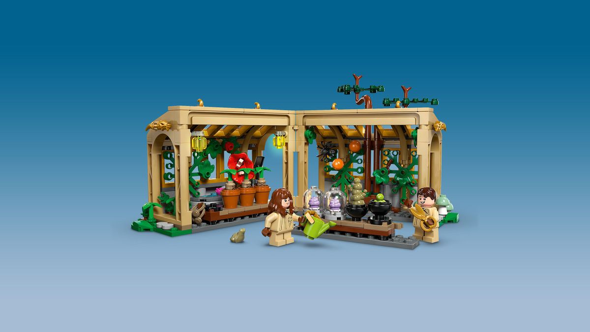 Hogwarts™ Castle: Herbology Class LEGO 76445