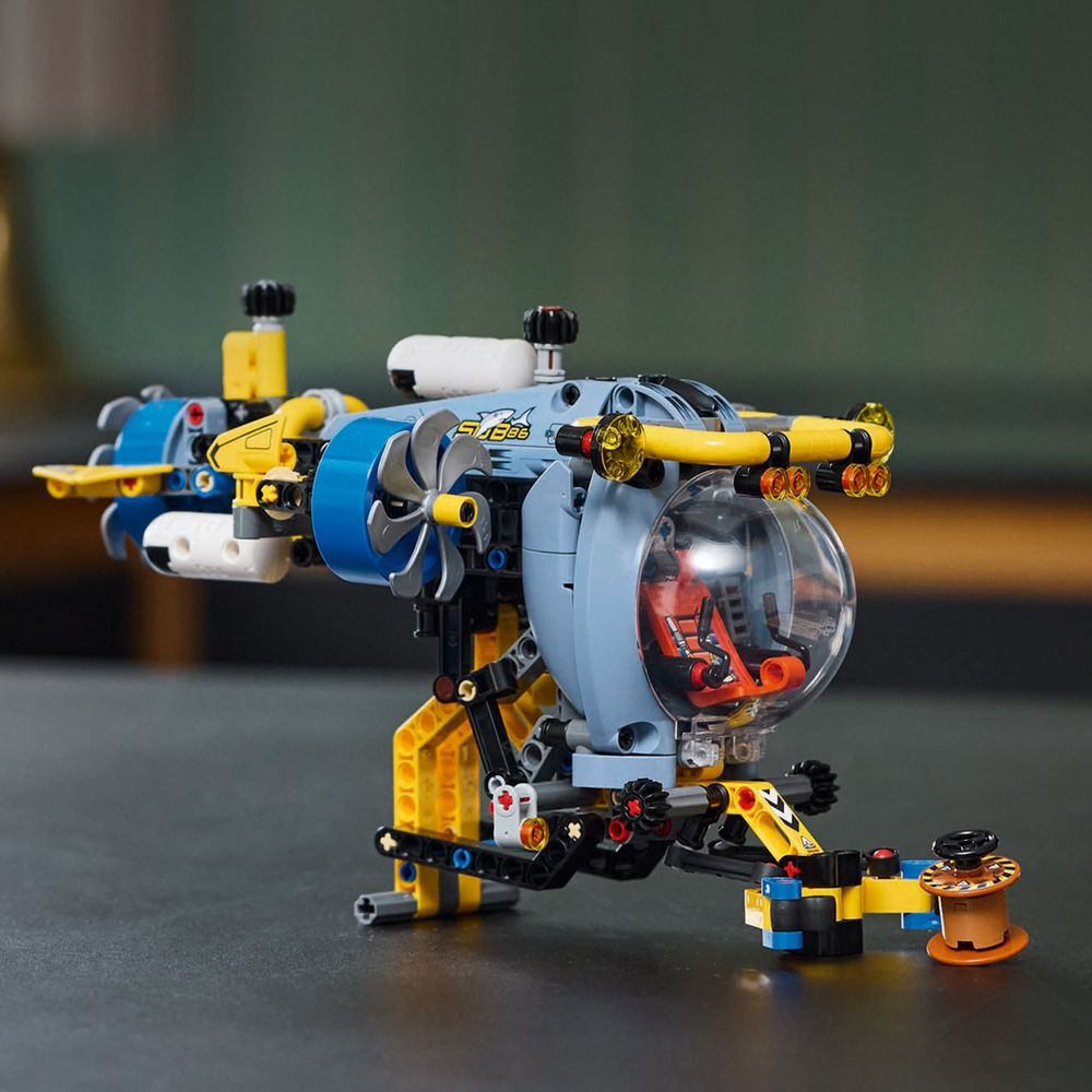 Deep-Sea Research Submarine LEGO 42201