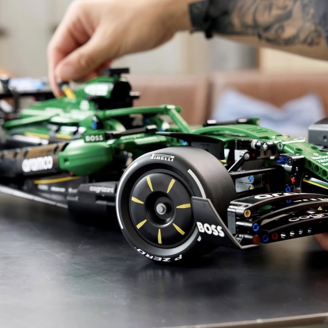 Aston Martin F1 AMR26 LEGO 42240
