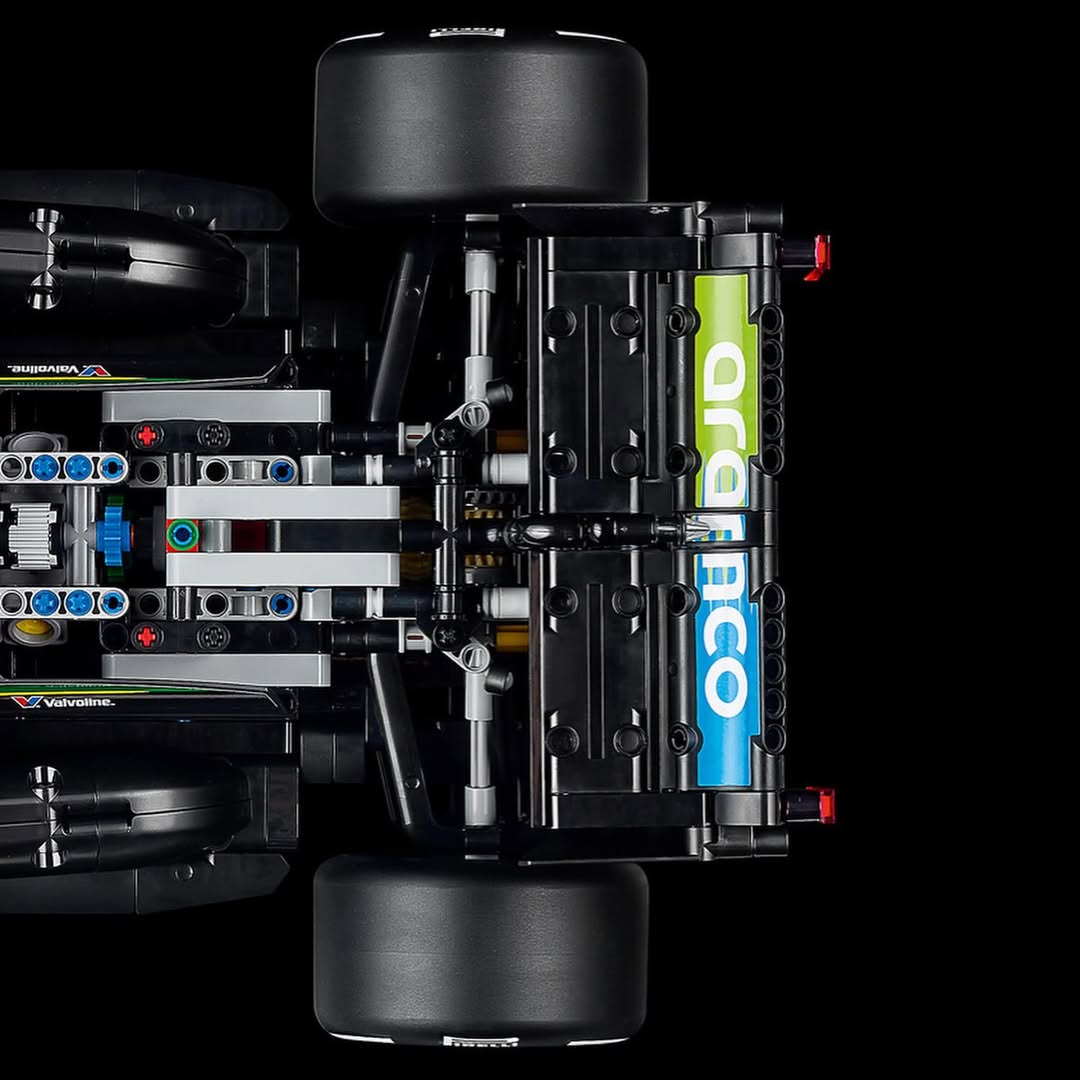 Aston Martin F1 AMR26 LEGO 42240